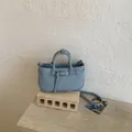 Piccola borsa tote azzurra elegante con dettaglio cintura e tracolla regolabile - senza ciondolo / Blu