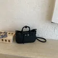 Elegante mini borsa tote nera in ecopelle con fibbia decorativa e tracolla regolabile - senza ciondolo / Nero