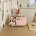 Elegante borsa tote in pelle rosa con ciondolo a cavallo, borsa moda donna. - con portachiavi / Rosa