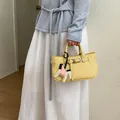 Elegante borsa a mano in pelle gialla con ciondolo a forma di cavallo alato per donna - con portachiavi / Giallo