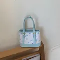 Elegante lichtblauw en wit gedessineerde emmertas met gouden gespen op houten standaard - Zonder hanger / Blauw