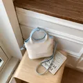 Sac seau crème élégant avec anses bleu clair et logo PANTOR embossé en variante - Bleu