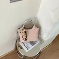 Sac à main seau rose élégant pour femmes avec poignées argentées et breloque ours en peluche - Rose Avec Pendentif