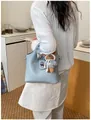 Stilvolle hellblaue Eimertasche aus Kieselleder mit süßem Teddybär-Anhänger Damen. - Mit Bären Schlüsselanhänger / Blau