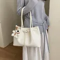 Elegante weiße gewebte Tragetasche für Damen mit Bärenanhänger, Schultertaschen-Stil. - Mit Anhänger / Weiß