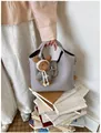 Graue Handtasche aus genarbtem Leder mit süßem Plüschbären auf Büchern - Mit Bären Schlüsselanhänger / Lila