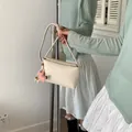 Elegante borsa a tracolla minimalista color crema con un grazioso ciondolo a cavallo - Bianco
