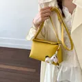 Elegante borsa a tracolla gialla testurizzata minimalista con ciondolo a cavallo - Giallo