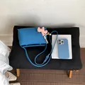 Borsa a tracolla blu minimalista in pelle con grazioso ciondolo a forma di cane - Blu