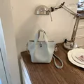 Elegante lichtblauwe emmertas van generfd leer met handvat en lange schouderband - Blauw