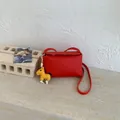 Elegante piccola borsa a tracolla rossa minimalista con ciondolo a pony giallo per donna - Rosso