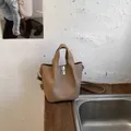 Elegante taupe emmer tas met handvat en verstelbare schouderriem - Bruin