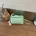 Borsa a tracolla minimalista verde menta in pelle con ciondolo a forma di dinosauro rosa - Verde