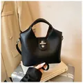 Elegante schwarze Eimertasche aus Kieselleder mit silbernem Drehverschluss für Damen - Reguläre Passform / Schwarz