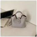 Elegante lavendelfarbene Beuteltasche aus Leder mit silbernem Drehverschluss - Reguläre Passform / Lila