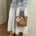 Modieuze camelkleurige emmertas van imitatieleer met een schattige berenhanger - Bruin met Hanger