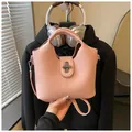 Elegante rosa Eimertasche aus strukturiertem Kunstleder mit Tragegriff und Riemen - Reguläre Passform / Rosa