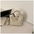 Elegante beige Eimertasche aus Kieselleder mit silberner Hardware und Trageriemen - Reguläre Passform / Weiß