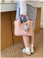 Stilvolle pinke Leder-Eimertasche mit Bärenanhänger für elegantes tägliches Pendeln. - Mit Bären Schlüsselanhänger / Rosa