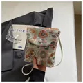 Borsa a tracolla per telefono verde chiaro in stile nuovo cinese ricamata con fiori - Verde