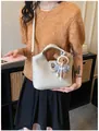 Elegante beige Eimertasche aus Narbenleder mit süßem Teddybär-Anhänger für Damen - Mit Bären Schlüsselanhänger / Weiß
