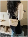 Petit sac à bandoulière beige pour femme avec détails tissés et finitions dorées - Blanc