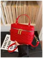 Sac seau mini box rouge avec broderies élégantes et détails dorés. - Bordeaux