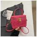 Elegante mini bolso fucsia tipo caja con textura tejida y asa de mano superior - Rosa rojo