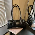 Elegante schwarze Umhängetasche im Vintage-Stil mit glänzendem Finish und Silberdetails - Einzelne Tasche / Schwarz