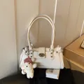 Élégant sac à bandoulière rétro crème pour femme avec un joli porte-clés ours en peluche - Avec Pendentif Ours en Peluche / Blanc