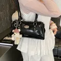 Sac à bandoulière vintage noir brillant pour femme avec un adorable porte-clés ours blanc - Avec Pendentif Ours en Peluche / Noir