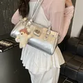 Élégant sac à bandoulière argenté métallisé avec un joli pendentif ours en peluche pour femme - Avec Pendentif Ours en Peluche / Argent
