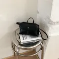 Elegante kleine zwarte crossbodytas met geplooide textuur en zilveren logo detail - Handheld Crossbody Kleine Tas (SS28339) / Zwart