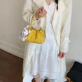 Elegante bolso de mano tipo cubo plisado amarillo para mujer con un lindo oso tejido. - Amarillo Con Colgante