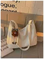 Modieuze witte hobo schoudertas met grote capaciteit en een schattige bonten hanger - L / Broken Wit