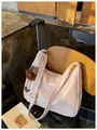 Grote lichtroze hobo tas met pluizige pom-pom bedel en verstelbare schouderband - L / Roze