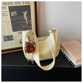 Chique crème grote hobo tas voor dames met schattige pluizige hanger en luipaardstrik. - L / Geel