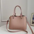 Elegant dusty pink bucket handbag with top handles and shoulder strap in crossgrain finish. - Standard Type / Pink