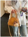 Stijlvolle mosterdgele lederen handtas met een schattige pluche poedelbedel voor dames - Met Hanger / Bruin