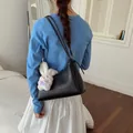 Elegante minimalistische schwarze Unterachseltasche für Damen mit süßem Hasen-Plüschanhänger - Schwarz Mit Hasenanhänger