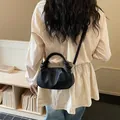 Sac à main noir chic pour femme, style bandoulière polyvalent avec texture cuir souple - Noir