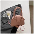 Elegante roze handtas van generfd leer met handvatten en een afneembare schouderriem. - Alleen Tas / Roze