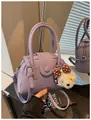 Lavendel getextureerde lederen kussentas met schattige teddybeer bedel - Met Hanger / Paars