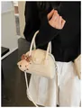 Elegante crème kiezellederen handtas met een schattige pluche beerhanger en riem - Met Hanger / Wit
