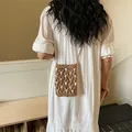 Bolso bandolera bohemio de paja tejida marrón con detalles de conchas naturales - Caqui
