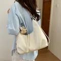 Zaino grande multiuso da donna in morbida pelle PU color bianco burro - Con Ciondolo a Orso / Bianco