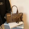 Sac à main oreiller vintage en cuir ciré marron avec poignées réglables et bandoulière amovible - Marron