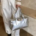 Sac à main rétro argenté métallisé en forme de polochon avec poignée supérieure chic - Argent