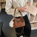 Elegante braune Vintage-Eimertasche mit Tragegriff und süßem weißem Welpen-Charm - Mit Anhänger / Braun