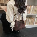 Elegante braun gemusterte Beuteltasche für Damen mit einem süßen weißen Plüschhund-Anhänger - Mit Anhänger / Kaffeebraun